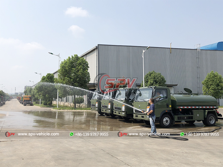 HOWO 4x2 Water Trucks Spraying Water Test in SPV Factory